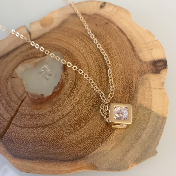 🎉Host Pick 🎉Cube Necklace - Picture 1 of 3